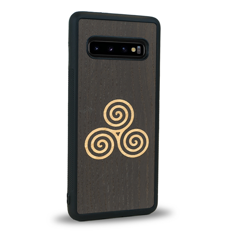 Coque de protection en bois véritable fabriquée en France pour Samsung S10 alliant du chêne fumé et du bambou et doré représentant un triskell