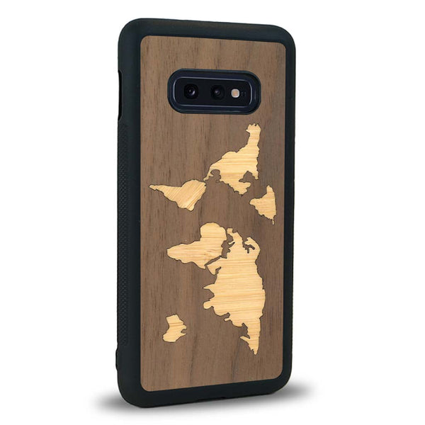 Coque de protection en bois véritable fabriquée en France pour Samsung S10E alliant du bambou et du noyer sur le thème du voyage et de l'aventure représentant une mappemonde
