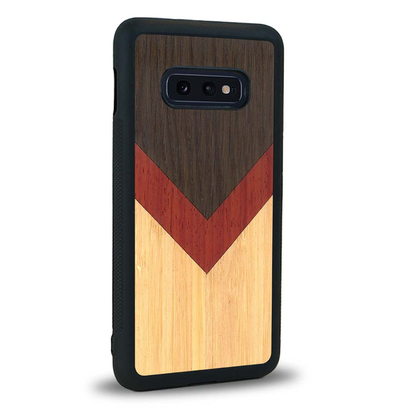 Coque de protection en bois véritable fabriquée en France pour Samsung S10E alliant du chêne fumé, du padouk et du bambou en forme de chevron sur le thème de l'art abstrait