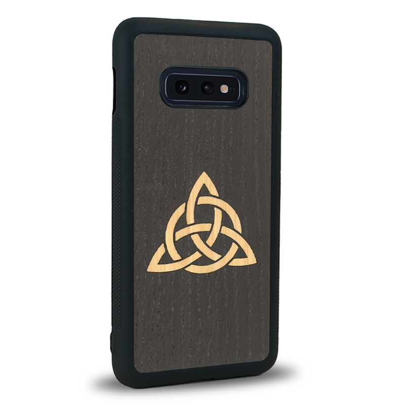 Coque de protection en bois véritable fabriquée en France pour Samsung S10E alliant du chêne fumé et du bambou représentant une triquetra