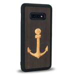 Coque de protection en bois véritable fabriquée en France pour Samsung S10E sur le thème nautique avec un bois clair et un bois foncé représentant une ancre de bateau