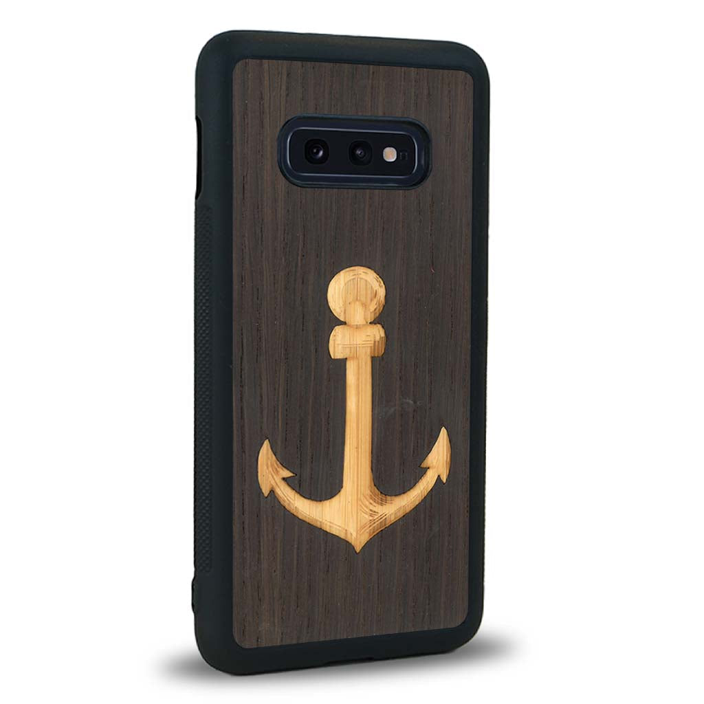 Coque de protection en bois véritable fabriquée en France pour Samsung S10E sur le thème nautique avec un bois clair et un bois foncé représentant une ancre de bateau