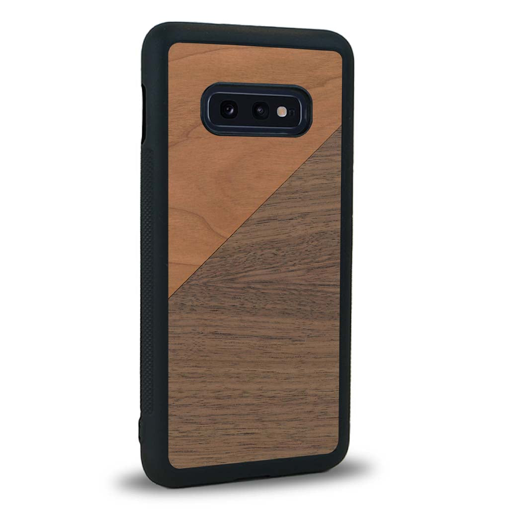 Coque de protection en bois véritable fabriquée en France pour Samsung S10E alliant du merisier et du noyer formant chacun un triangle avec une jointure en diagonale sur le thème de l'art abstrait