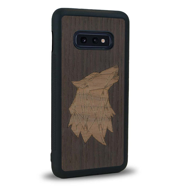 Coque de protection en bois véritable fabriquée en France pour Samsung S10E alliant du chêne fumé et du noyer représentant une tête de loup géométrique de profil sur le thème des animaux et de la nature