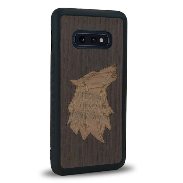 Coque de protection en bois véritable fabriquée en France pour Samsung S10E alliant du chêne fumé et du noyer représentant une tête de loup géométrique de profil sur le thème des animaux et de la nature