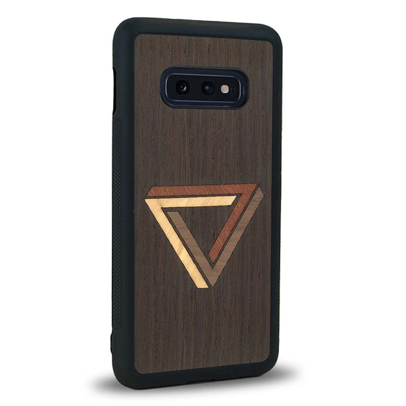 Coque de protection en bois véritable fabriquée en France pour Samsung S10E sur le thème de l'art géométrique qui allie du chêne fumé, du noyer, du bambou et du padouk représentant le triangle de penrose