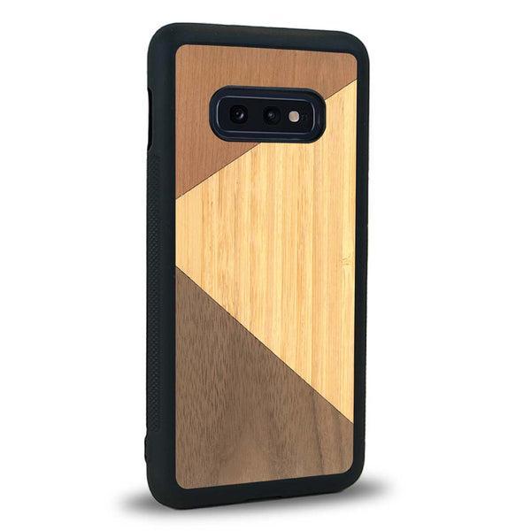 Coque de protection en bois véritable fabriquée en France pour Samsung S10E alliant du merisier, du noyer et du bambou formant chacun deux triangles et un trapèze avec deux jointures en diagonale sur le thème de l'art abstrait