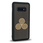 Coque de protection en bois véritable fabriquée en France pour Samsung S10E alliant du chêne fumé et du bambou et doré représentant un triskell