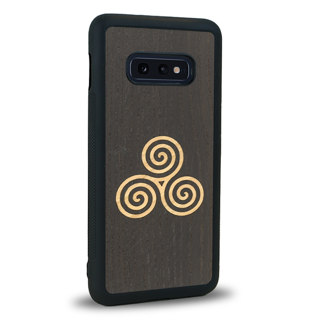 Coque de protection en bois véritable fabriquée en France pour Samsung S10E alliant du chêne fumé et du bambou et doré représentant un triskell