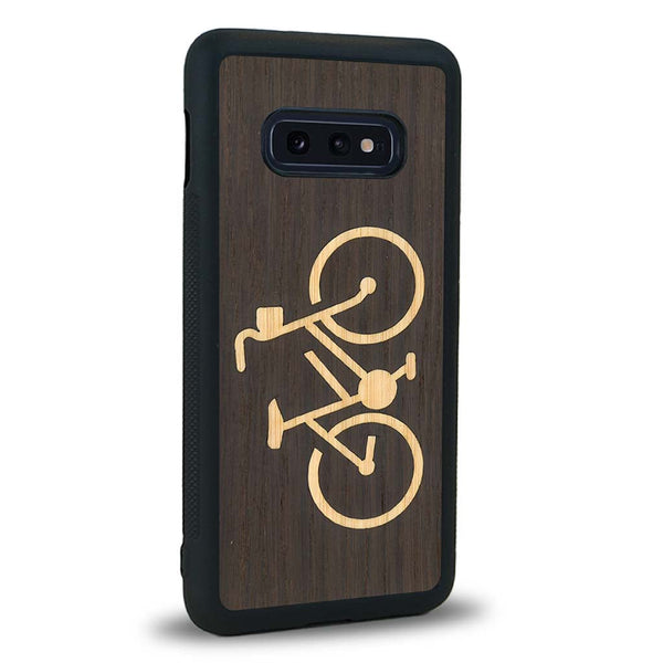 Coque de protection en bois véritable fabriquée en France pour Samsung S10E sur le theme du vélo et de l'outdoor qui allie du bambou et du chêne fumé représentant un vélo