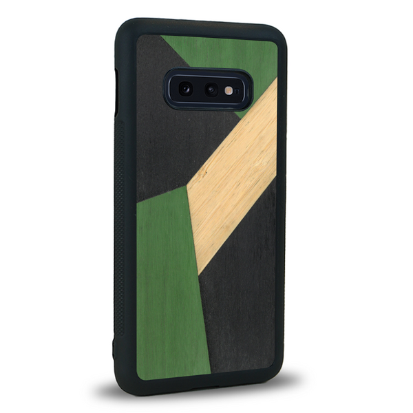 Coque de protection en bois véritable fabriquée en France pour Samsung S10E alliant du bambou, du tulipier vert et noir en forme de mosaïque minimaliste sur le thème de l'art abstrait