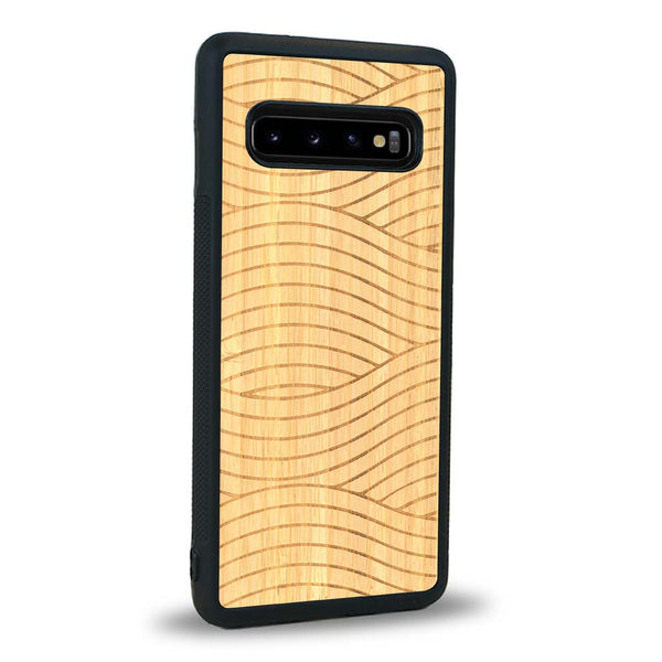 Coque de protection en bois véritable fabriquée en France pour Samsung S10+ avec un motif moderne et minimaliste sur le thème waves et wavy représentant les vagues de l'océan
