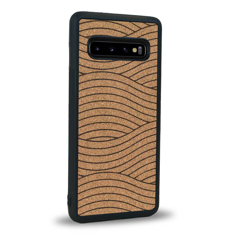 Coque de protection en bois véritable fabriquée en France pour Samsung S10+ avec un motif moderne et minimaliste sur le thème waves et wavy représentant les vagues de l'océan