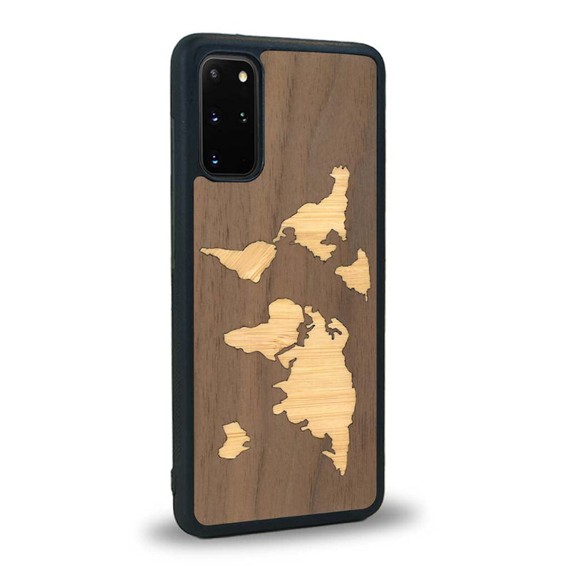 Coque de protection en bois véritable fabriquée en France pour Samsung S20 alliant du bambou et du noyer sur le thème du voyage et de l'aventure représentant une mappemonde