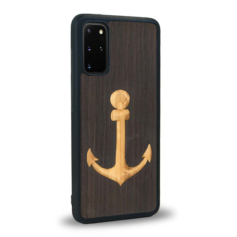 Coque de protection en bois véritable fabriquée en France pour Samsung S20 sur le thème nautique avec un bois clair et un bois foncé représentant une ancre de bateau