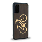 Coque de protection en bois véritable fabriquée en France pour Samsung S20 sur le theme du vélo et de l'outdoor qui allie du bambou et du chêne fumé représentant un vélo