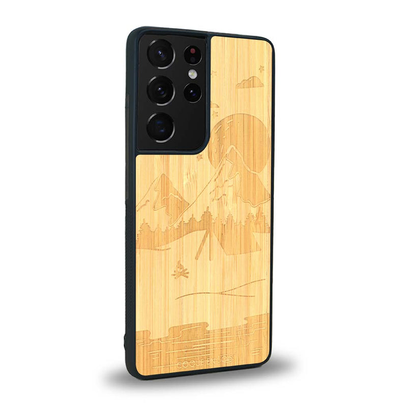 Coque de protection en bois véritable fabriquée en France pour Samsung S20 Ultra sur le thème du camping en pleine nature représentant une tente avec un feu de camp entouré de montagnes