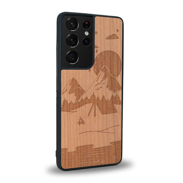 Coque de protection en bois véritable fabriquée en France pour Samsung S20 Ultra sur le thème du camping en pleine nature représentant une tente avec un feu de camp entouré de montagnes