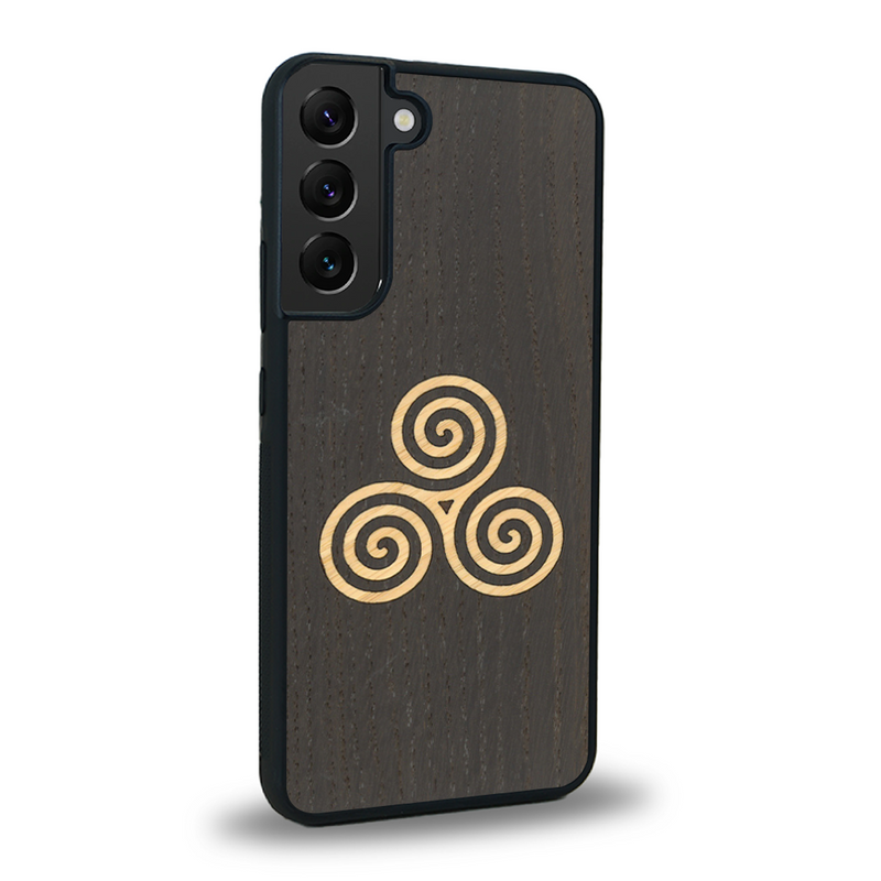 Coque de protection en bois véritable fabriquée en France pour Samsung S21 alliant du chêne fumé et du bambou et doré représentant un triskell