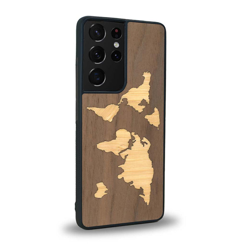 Coque de protection en bois véritable fabriquée en France pour Samsung S21 Ultra alliant du bambou et du noyer sur le thème du voyage et de l'aventure représentant une mappemonde