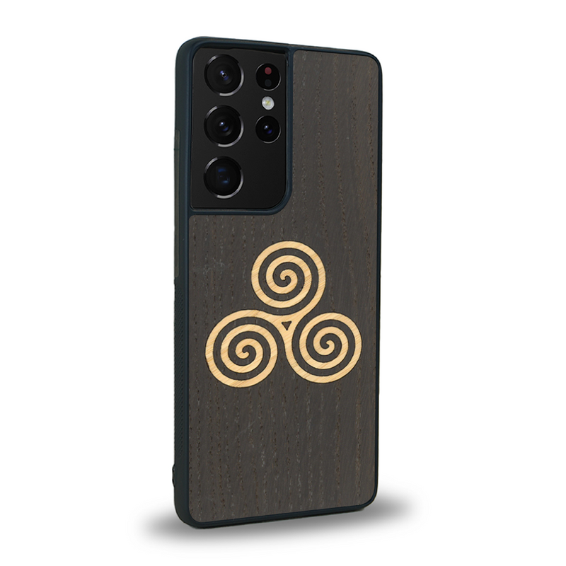 Coque de protection en bois véritable fabriquée en France pour Samsung S21 Ultra alliant du chêne fumé et du bambou et doré représentant un triskell