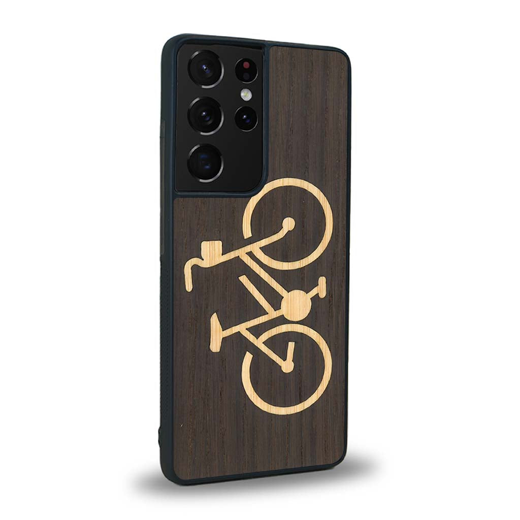 Coque de protection en bois véritable fabriquée en France pour Samsung S21 Ultra sur le theme du vélo et de l'outdoor qui allie du bambou et du chêne fumé représentant un vélo