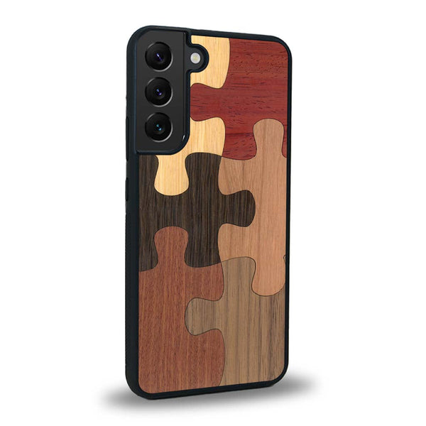 Coque de protection en bois véritable fabriquée en France pour Samsung S21+ représentant un puzzle en six pièces qui allie du chêne fumé, du noyer, du bambou, du padouk, du merisier et de l'acajou