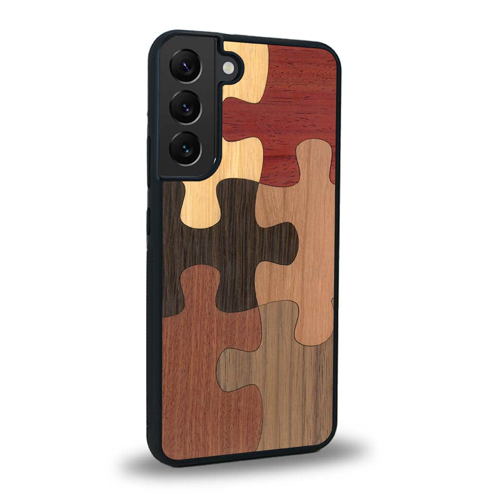 Coque de protection en bois véritable fabriquée en France pour Samsung S22 représentant un puzzle en six pièces qui allie du chêne fumé, du noyer, du bambou, du padouk, du merisier et de l'acajou