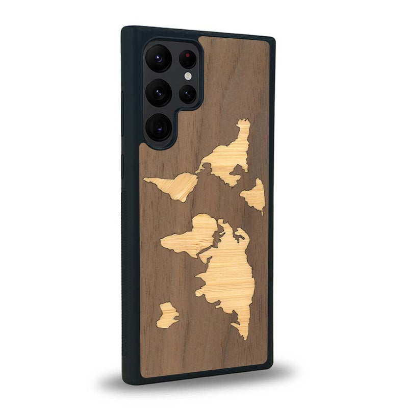 Coque de protection en bois véritable fabriquée en France pour Samsung S22 Ultra alliant du bambou et du noyer sur le thème du voyage et de l'aventure représentant une mappemonde