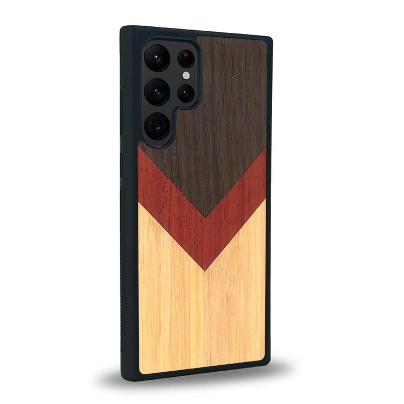 Coque de protection en bois véritable fabriquée en France pour Samsung S22 Ultra alliant du chêne fumé, du padouk et du bambou en forme de chevron sur le thème de l'art abstrait