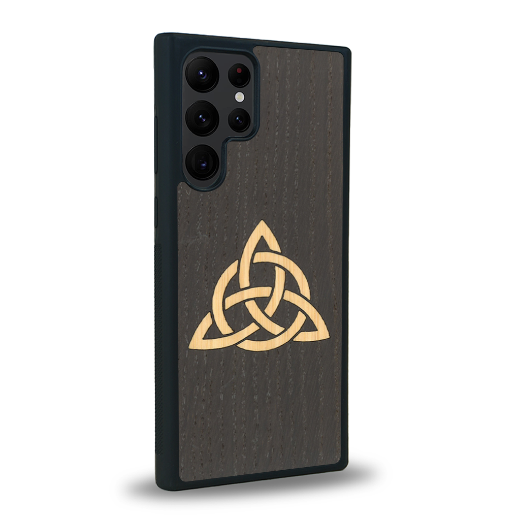 Coque de protection en bois véritable fabriquée en France pour Samsung S22 Ultra alliant du chêne fumé et du bambou représentant une triquetra