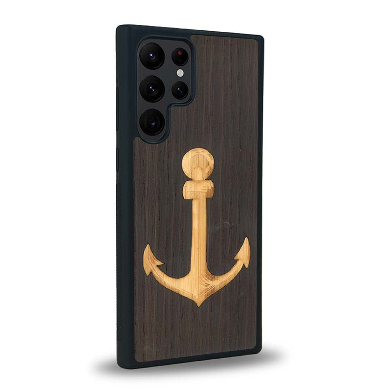 Coque de protection en bois véritable fabriquée en France pour Samsung S22 Ultra sur le thème nautique avec un bois clair et un bois foncé représentant une ancre de bateau