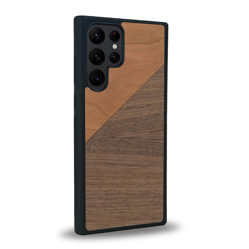 Coque de protection en bois véritable fabriquée en France pour Samsung S22 Ultra alliant du merisier et du noyer formant chacun un triangle avec une jointure en diagonale sur le thème de l'art abstrait