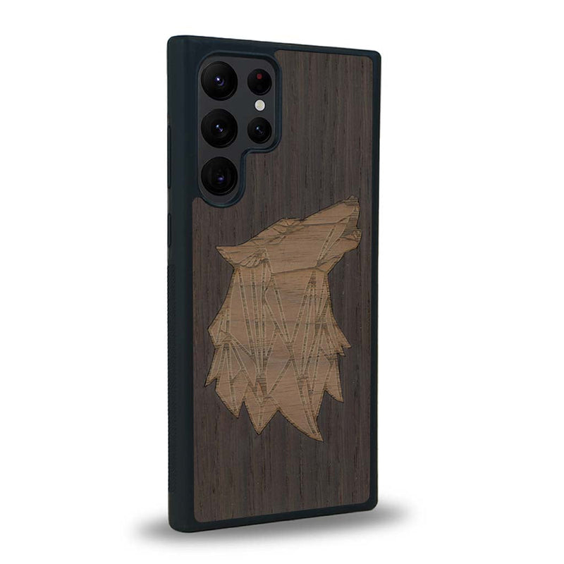 Coque de protection en bois véritable fabriquée en France pour Samsung S22 Ultra alliant du chêne fumé et du noyer représentant une tête de loup géométrique de profil sur le thème des animaux et de la nature