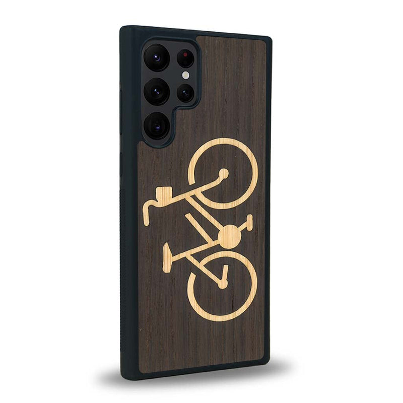 Coque de protection en bois véritable fabriquée en France pour Samsung S22 Ultra sur le theme du vélo et de l'outdoor qui allie du bambou et du chêne fumé représentant un vélo