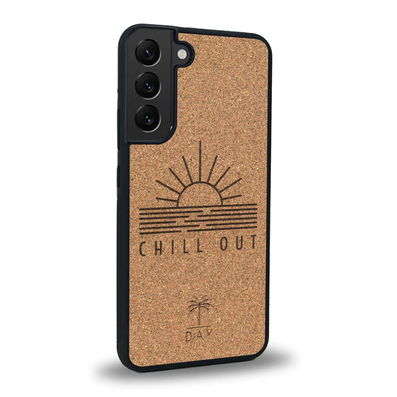 Coque de protection en bois véritable fabriquée en France pour Samsung S23 sur le thème chill avec un motif représentant un couché de soleil sur l'océan et la phrase "Chill out"