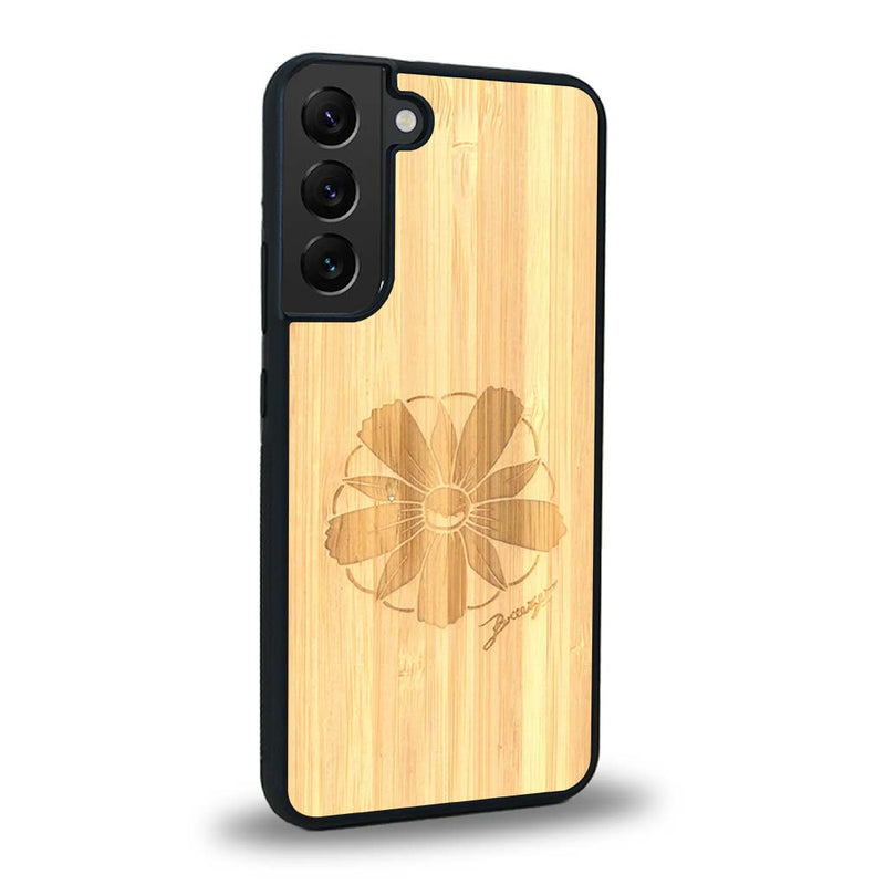 Coque de protection en bois véritable fabriquée en France pour Samsung S23 sur le thème des fleurs et de la montagne avec un motif de gravure représentant les pétales d'une fleur des montagnes