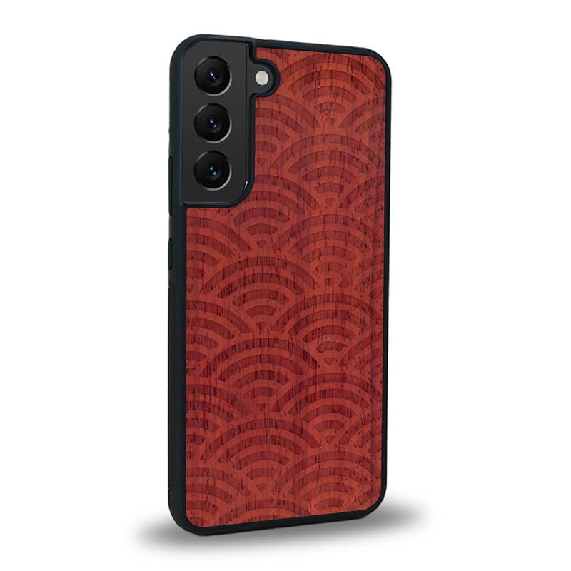 Coque de protection en bois véritable fabriquée en France pour Samsung S23 baptisée "La Sinjak" avec un motif de gravure abstrait représentant la répétition d'un symbole wifi