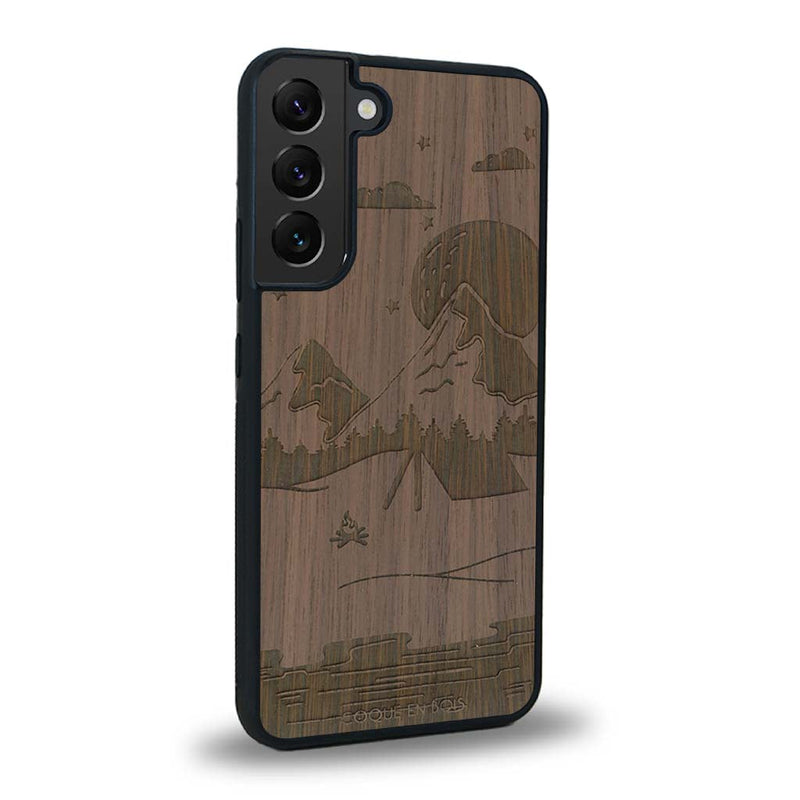 Coque de protection en bois véritable fabriquée en France pour Samsung S23 sur le thème du camping en pleine nature représentant une tente avec un feu de camp entouré de montagnes