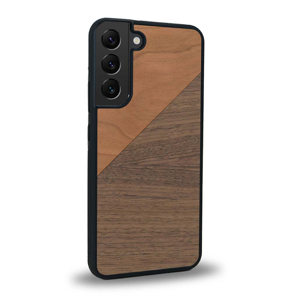Coque de protection en bois véritable fabriquée en France pour Samsung S23 alliant du merisier et du noyer formant chacun un triangle avec une jointure en diagonale sur le thème de l'art abstrait