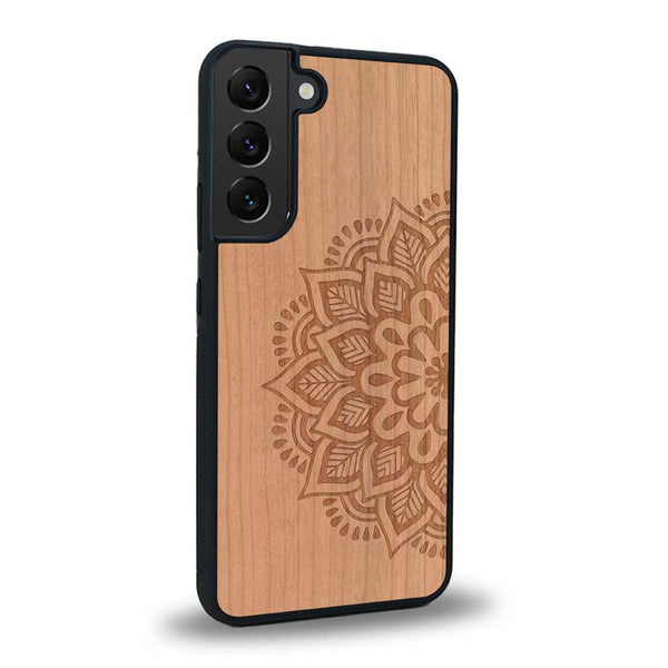 Coque de protection en bois véritable fabriquée en France pour Samsung S23 sur le thème de la bohème et du tatouage au henné avec une gravure représentant un mandala