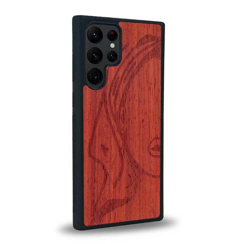 Coque de protection en bois véritable fabriquée en France pour Samsung S23 Ultra représentant une silhouette féminine épurée de type line art en collaboration avec l'artiste Maud Dabs