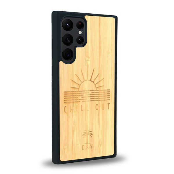 Coque de protection en bois véritable fabriquée en France pour Samsung S23 Ultra sur le thème chill avec un motif représentant un couché de soleil sur l'océan et la phrase "Chill out"