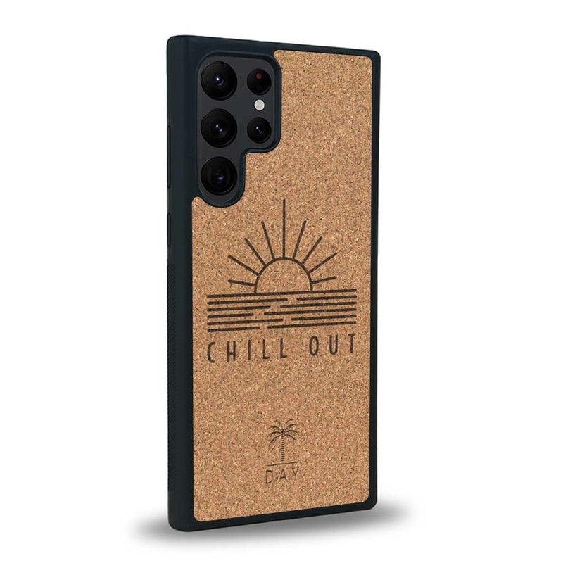 Coque de protection en bois véritable fabriquée en France pour Samsung S23 Ultra sur le thème chill avec un motif représentant un couché de soleil sur l'océan et la phrase "Chill out"