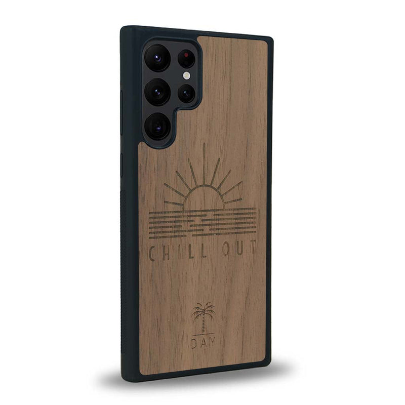 Coque de protection en bois véritable fabriquée en France pour Samsung S23 Ultra sur le thème chill avec un motif représentant un couché de soleil sur l'océan et la phrase "Chill out"