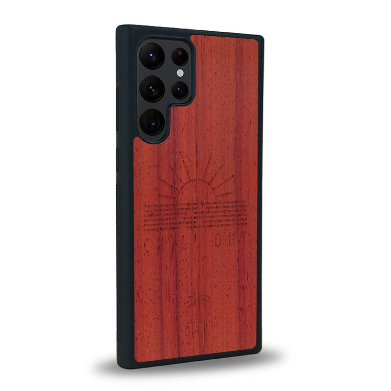 Coque de protection en bois véritable fabriquée en France pour Samsung S23 Ultra sur le thème chill avec un motif représentant un couché de soleil sur l'océan et la phrase "Chill out"