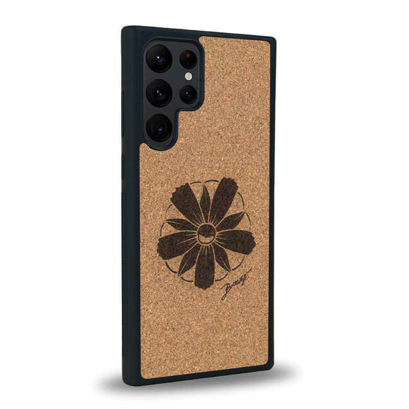 Coque de protection en bois véritable fabriquée en France pour Samsung S23 Ultra sur le thème des fleurs et de la montagne avec un motif de gravure représentant les pétales d'une fleur des montagnes