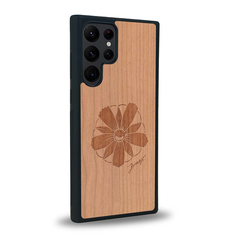 Coque de protection en bois véritable fabriquée en France pour Samsung S23 Ultra sur le thème des fleurs et de la montagne avec un motif de gravure représentant les pétales d'une fleur des montagnes