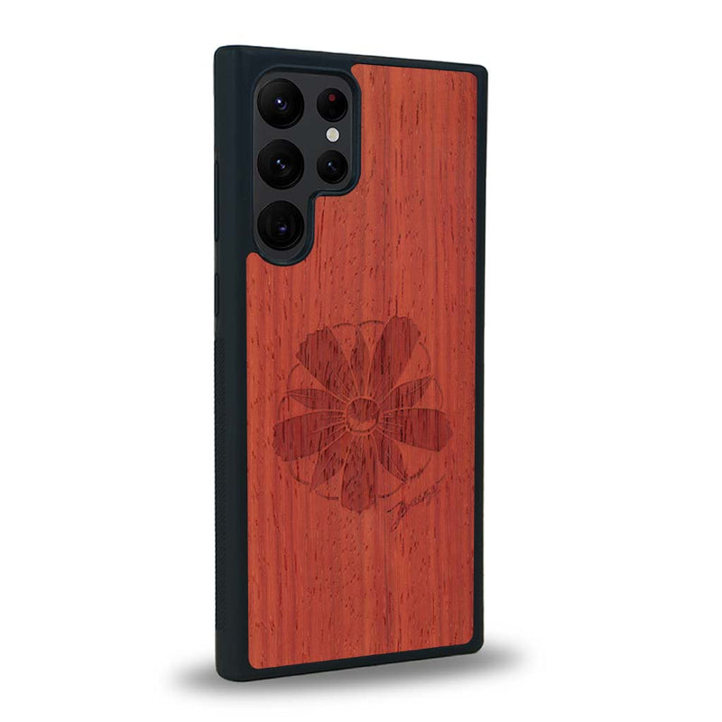 Coque de protection en bois véritable fabriquée en France pour Samsung S23 Ultra sur le thème des fleurs et de la montagne avec un motif de gravure représentant les pétales d'une fleur des montagnes