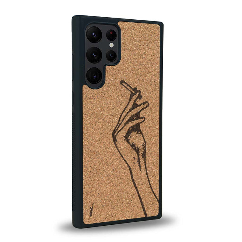 Coque de protection en bois véritable fabriquée en France pour Samsung S23 Ultra représentant une main de femme tenant une cigarette de type line art en collaboration avec l'artiste Maud Dabs